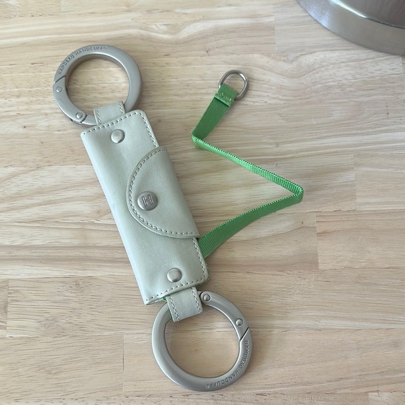 Handbag Handcuff - Picture 9 of 10